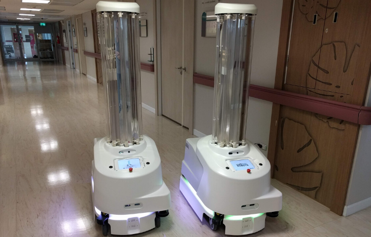 Robôs desinfetam hospitais na luta contra Coronavírus