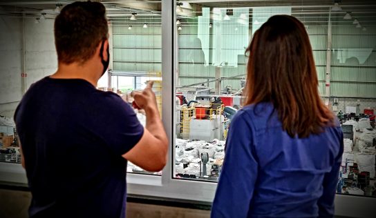 TOMRA Recycling assina e celebra parceria com a GM&C, o maior processador de resíduos eletrônicos da América Latina