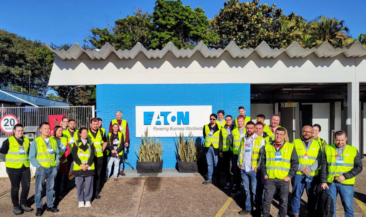 Eaton recebe participantes do 4ºCCM – Congresso de Conformação Metálica para visita técnica em suas instalações
