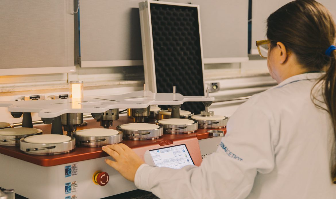 Nova regra exige certificação mais rigorosa para luvas e calçados de proteção no Brasil